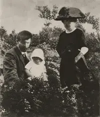 Fotografia antiga em que algumas pessoas percebem um grande rosto semelhante às representações de Jesus.