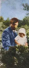 Fotografia colorida mostrando a criança no colo do homem e a configuração semelhante ao perfil de Jesus.
