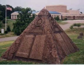 Russel e a sua piramide tumulo